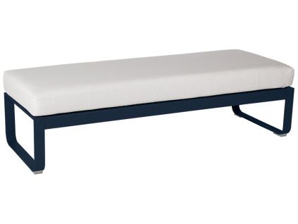 Bílá čalouněná lavice Fermob Bellevie 148 cm s tmavě modrou podnoží