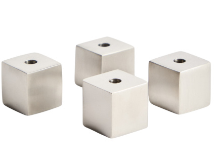 Set čtyř matných nerezových svícnů kave home Acadia 2 cm