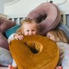 Béžový bouclé polštář písmeno Y 40 cm -fv-interier-25