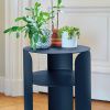 Muškátově šedý kovový zahradní odkládací stolek Fermob Bebop 35 cm -fv-interier-25