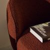Terakotové bouclé křeslo Kave Home Ulit -fv-interier-25